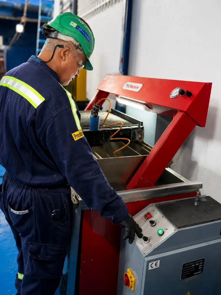 Proceso de lavado industrial y prueba de componentes