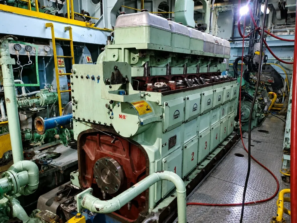 Motor MAN 6L 28/32 en Cuarto de Máquinas