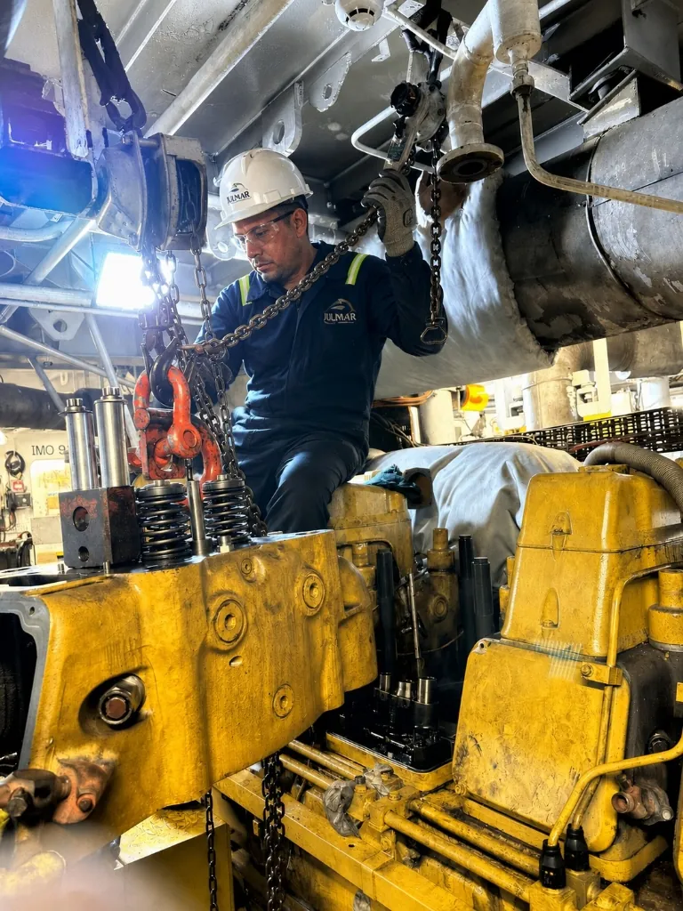 Técnico Julmar en Cuarto de Máquinas - Motor Caterpillar CAT 33606